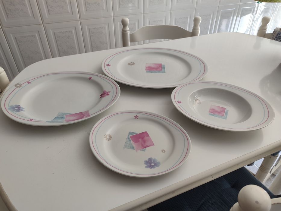 Conjunto de loiça nova.