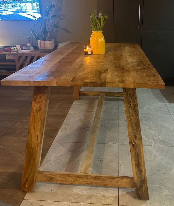 Stół z drewna mango