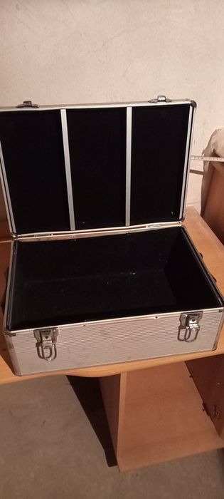 Aluminiowa walizka z bocznymi uchwytami