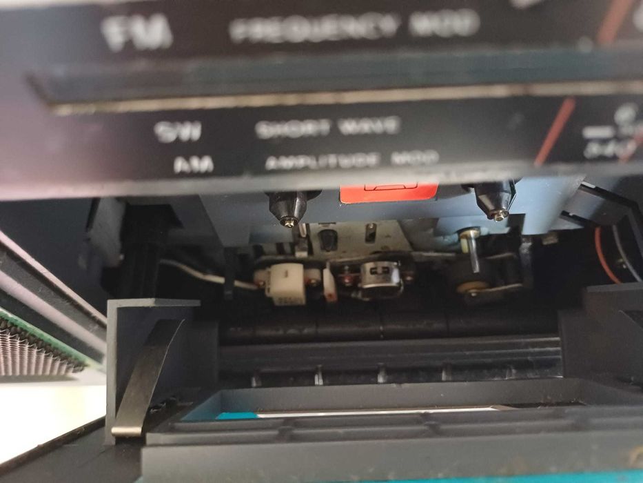 Radio pequeno com leitor de cassetes