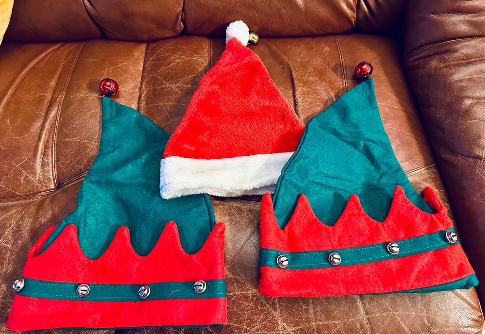 Zestaw trzech czapek świątecznych : Mikołaj i elfy