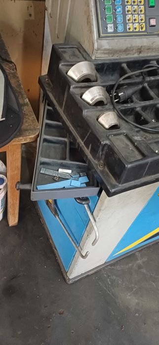 Máquina de equilibrar pneus ligueiros - FAIP ED-24