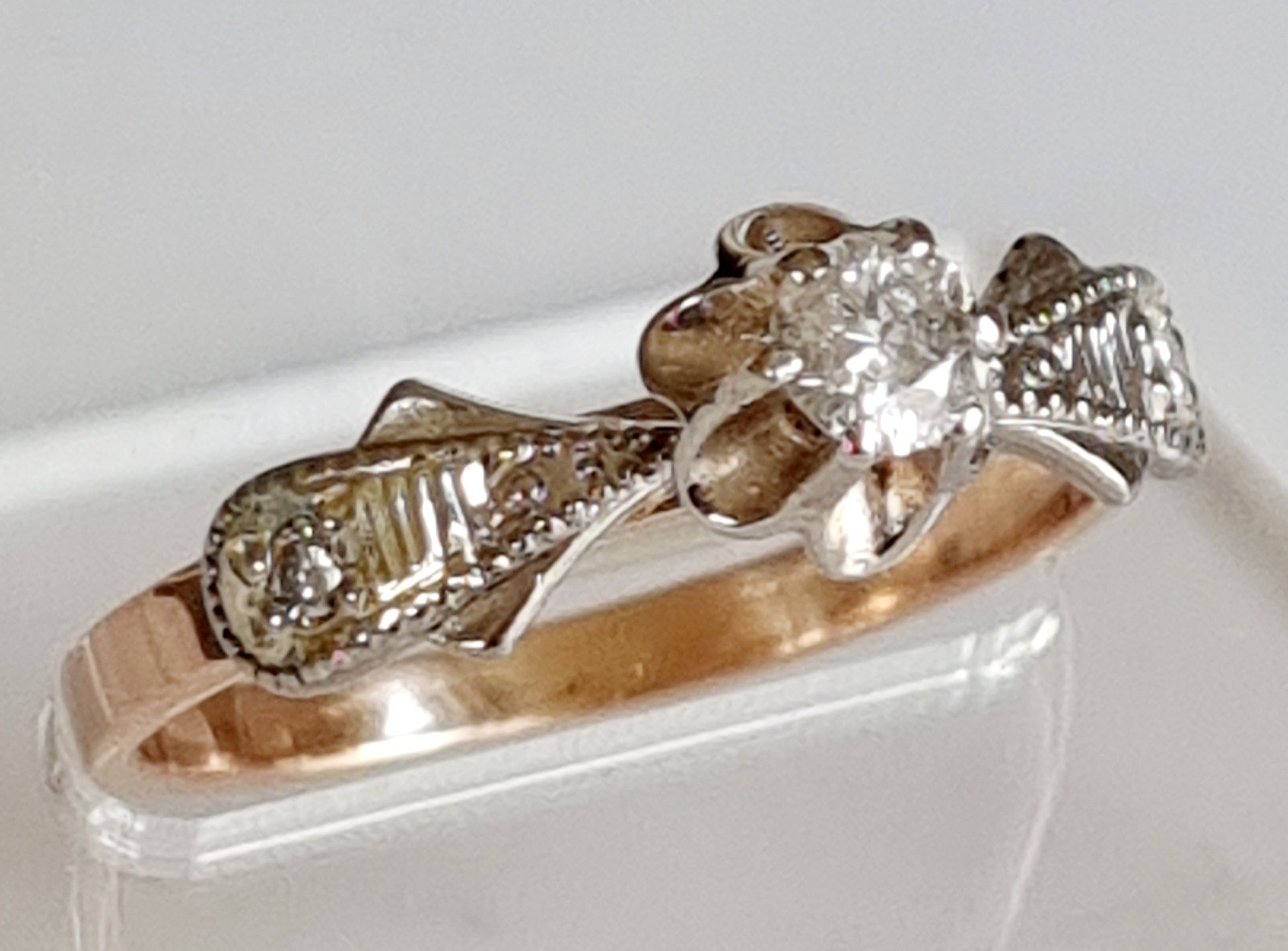 Золотое кольцо с бриллиантами. ct 0,22