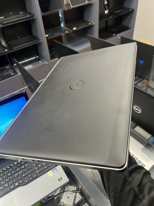Потужний.дуже великий дісплей ноутбук-станція. Dell intel i7