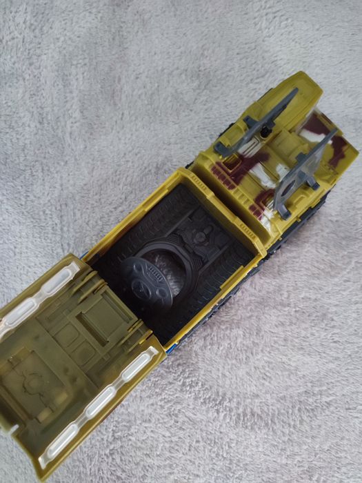 Військова машинка (з рухливими деталями)