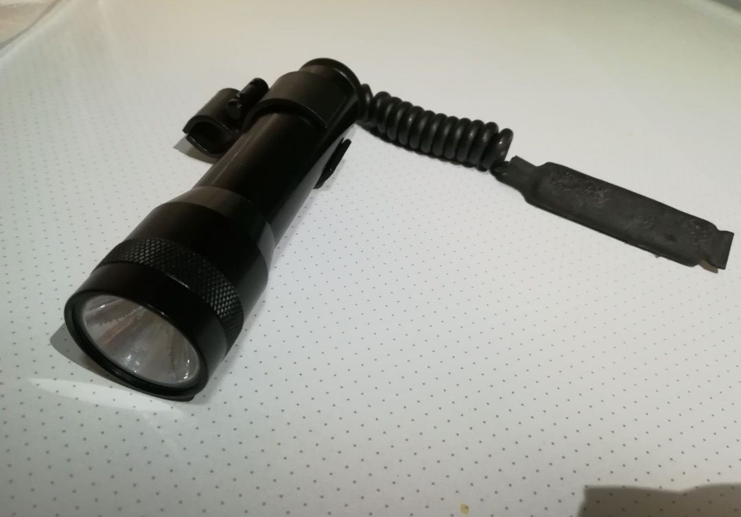 Lanterna de alta potência para arma de caça