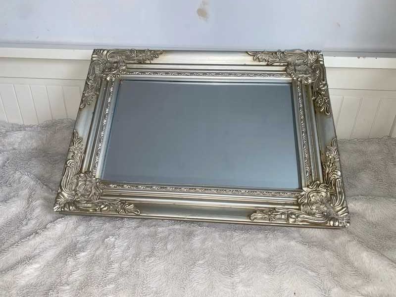 Lustro w srebrnej ramie 32.5 x 44 cm z szafka