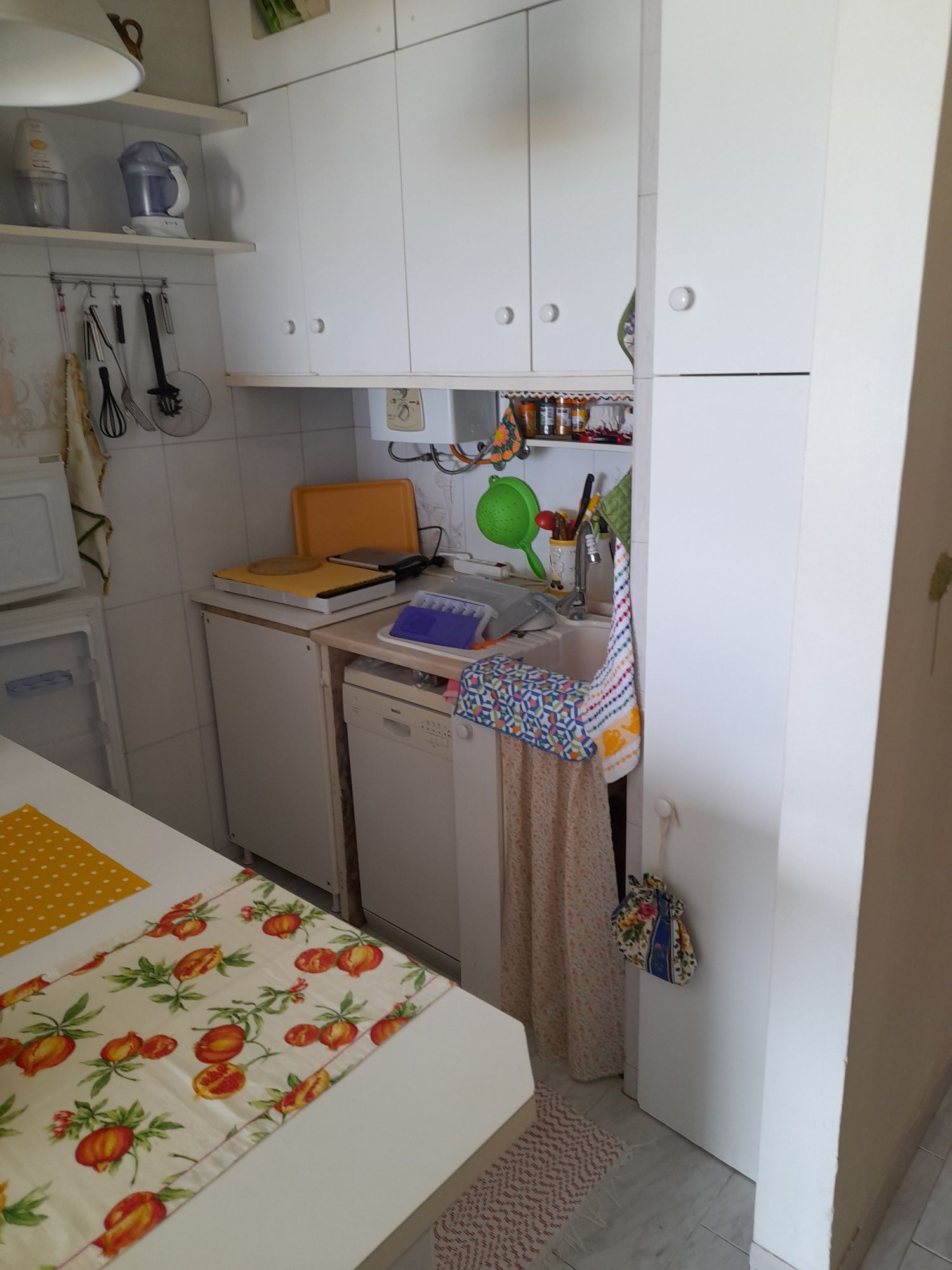 Quarto com 25m2, cama de casal. Arrendo a casal sem filhos ou 1 pessoa