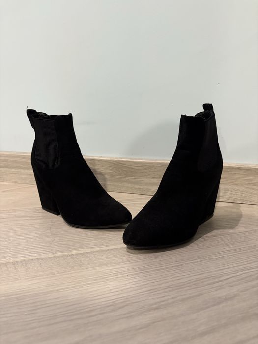 Ботинки на підборах замшеві