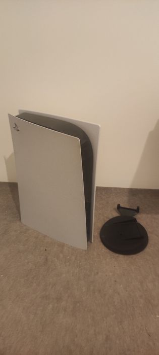 PlayStation 5 + 3 pady Dualsense + stacja ladujaca + słuchawki Pulse 3