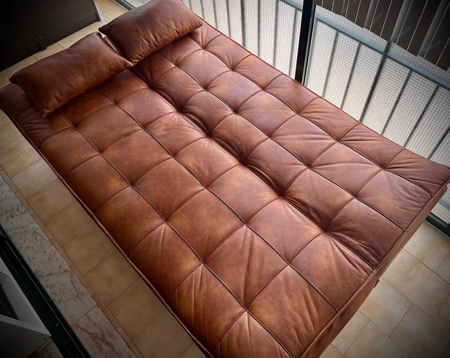 Sofá-Cama em Pele Castanha + 2 Almofadas – Excelente Estado