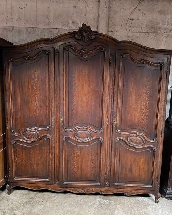 Rzeźbiona dębowa szafa w stylu Ludwika