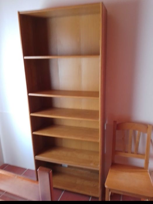 2 estantes em madeira