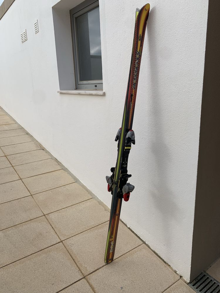 2 pares de skis usados.