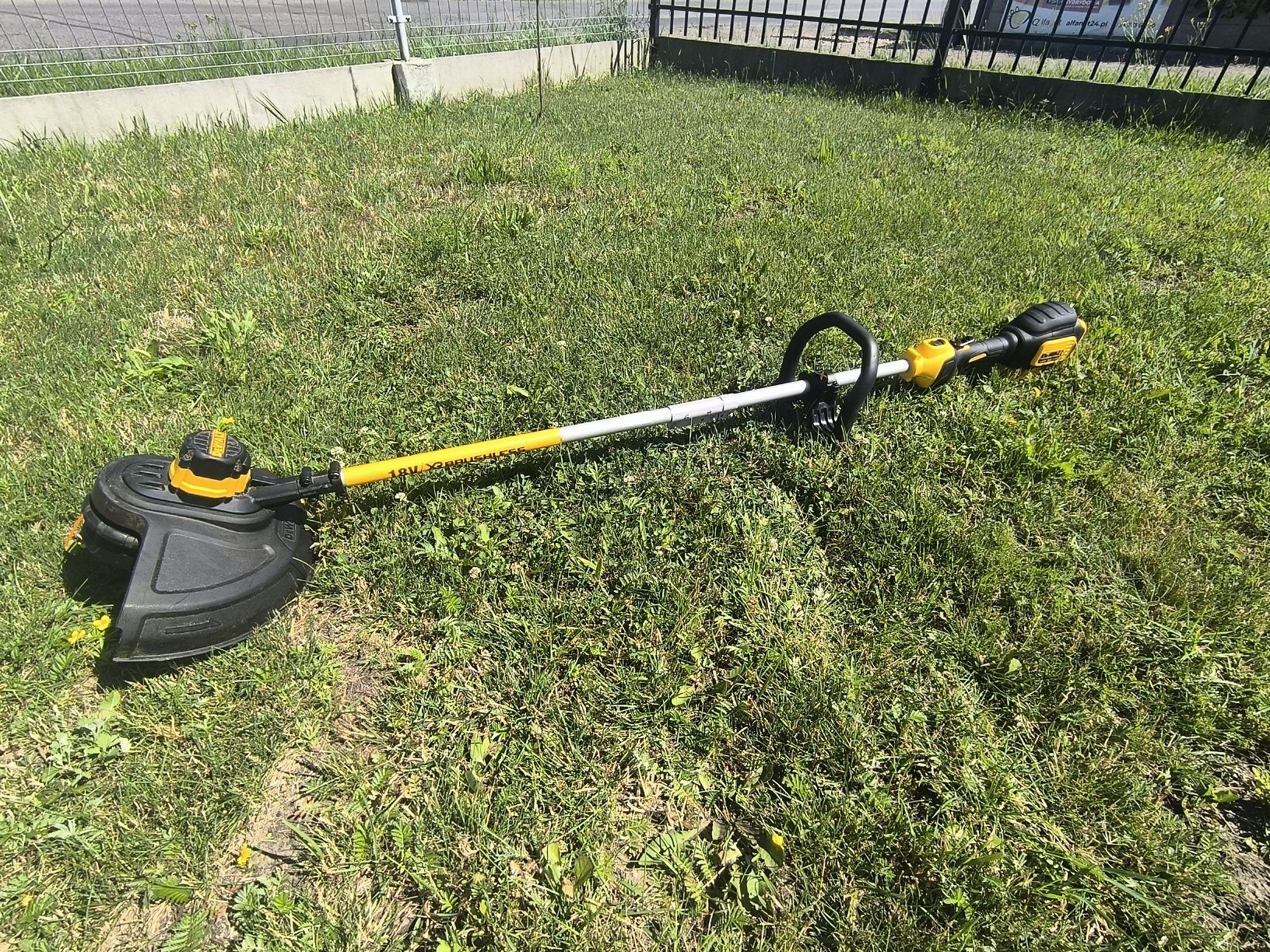 Podkaszarka DEWALT XR Li-Ion DCM561P1S akumulatorowa 18V Body