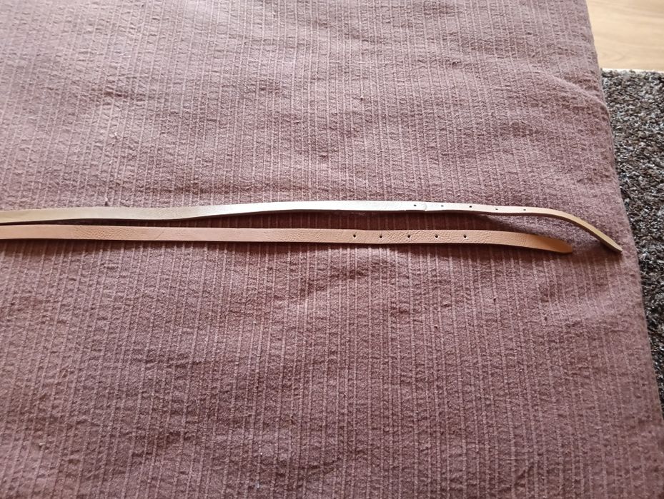 Dois cintos em camel