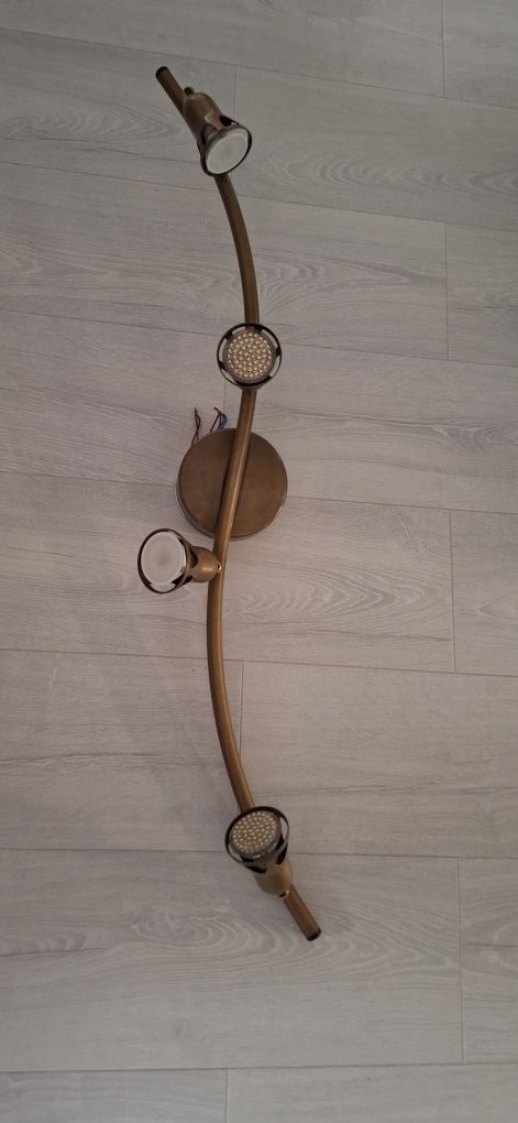 Lampa z regulowanymi oprawkami