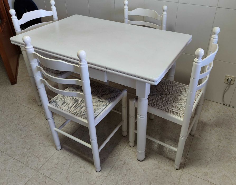 Mesa cozinha extensível + 4 cadeiras