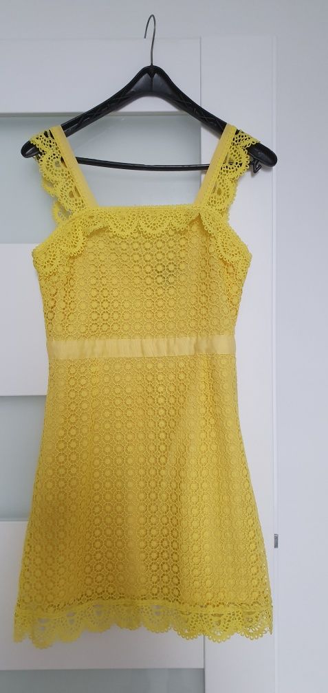 Żółta koronkowa sukienka