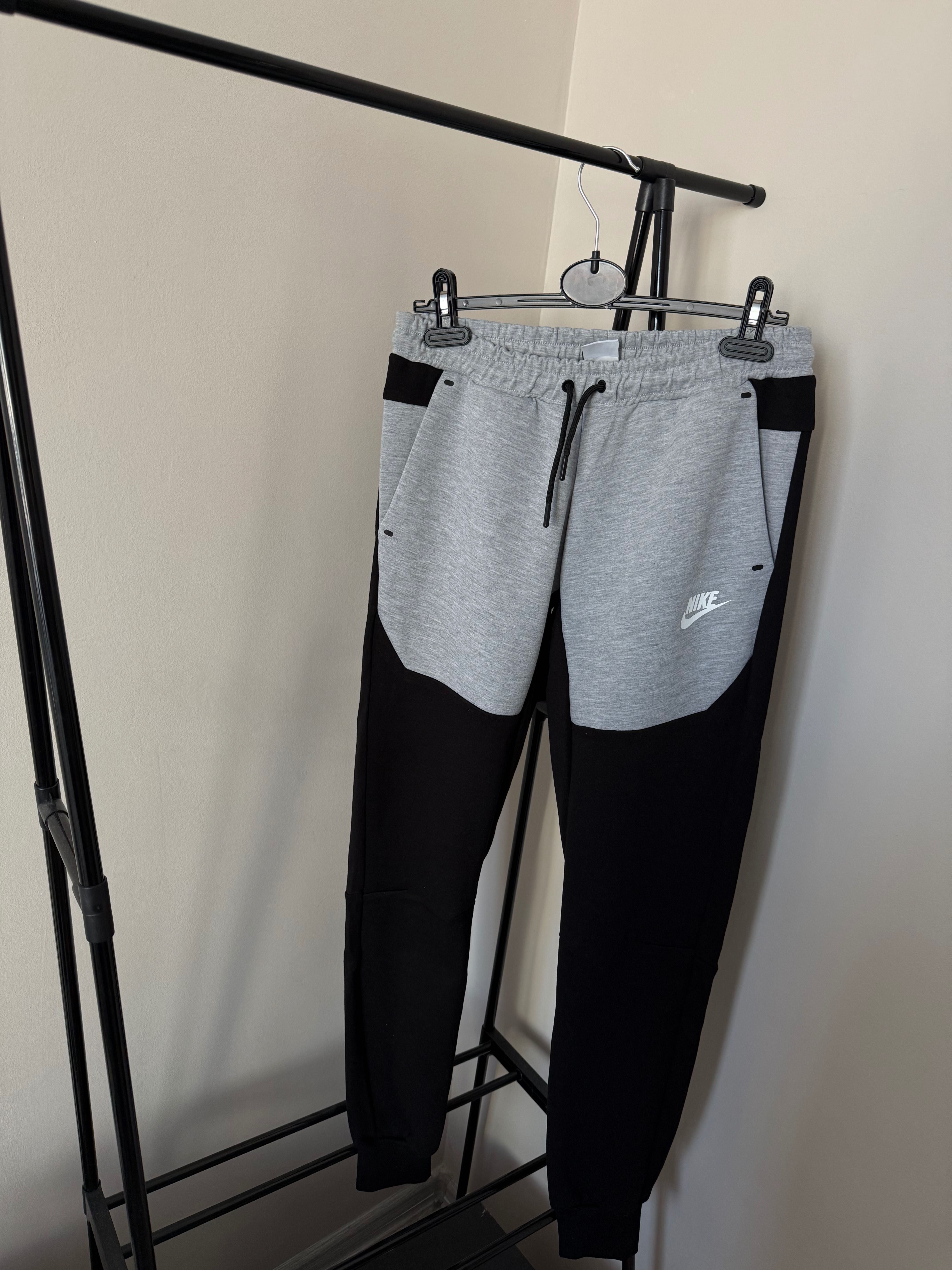 Nowy dres Nike Tech Fleece grey/black