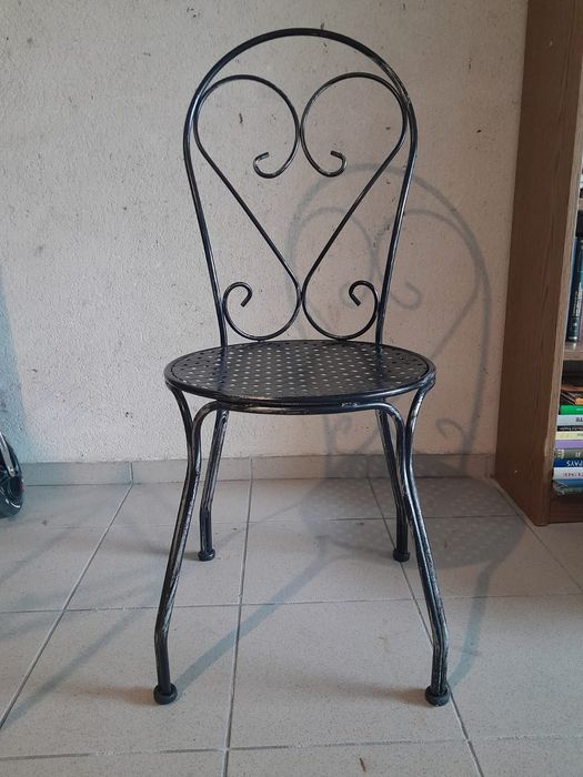 Cadeira preta em ferro