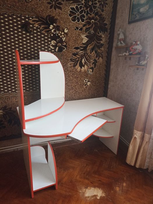 Стіл комп'ютерний.                       .