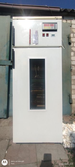 Інкубатор автоматичний на 250 яєць куриних