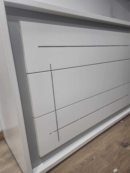 Conjunto de cabeceira, comoda e mesinha de cabeceira.