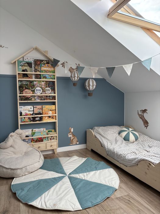 Drewniana biblioteczka domek z szufladkami