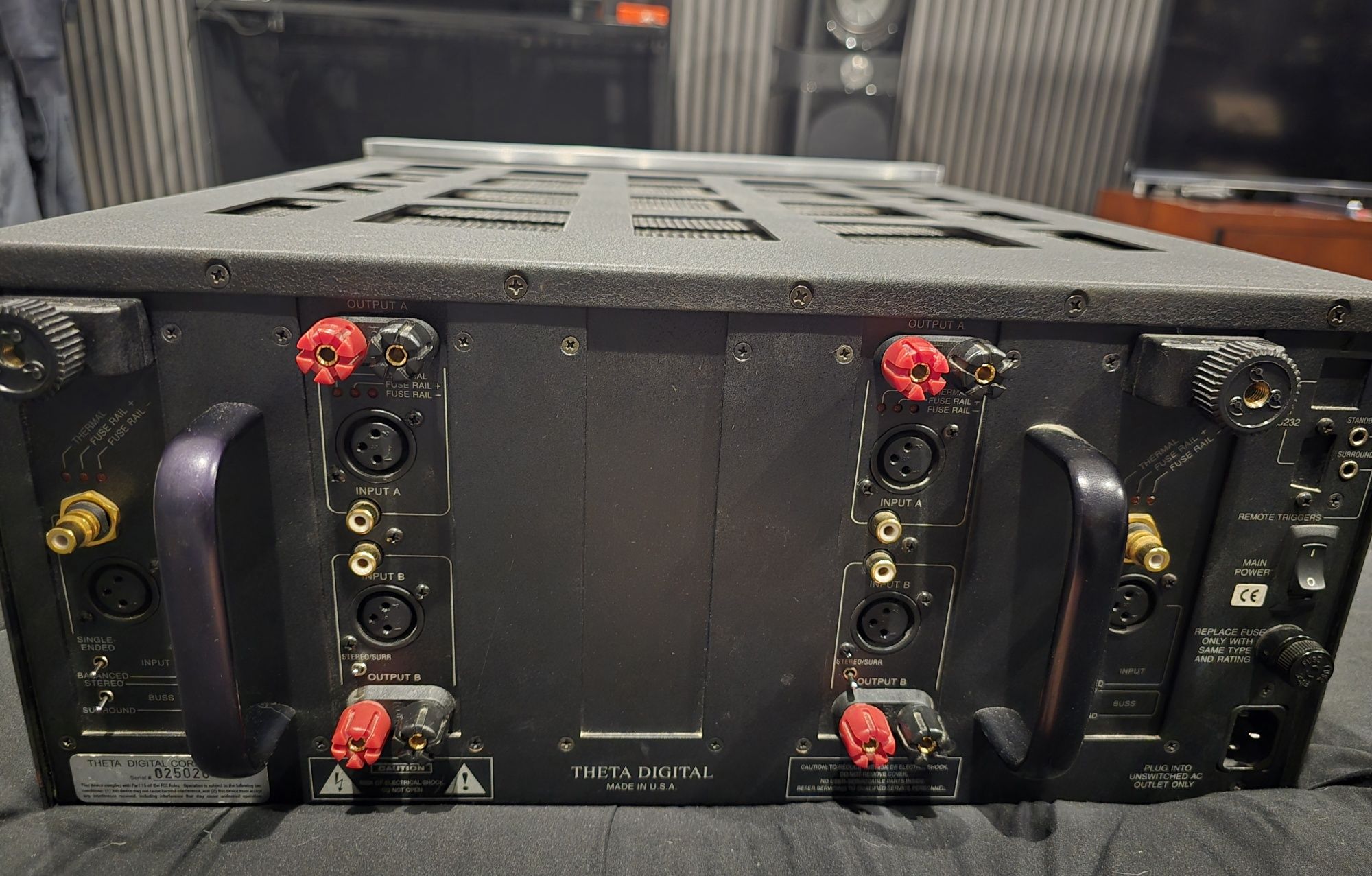 Theta Dreadnaught Amplificador 6 canais