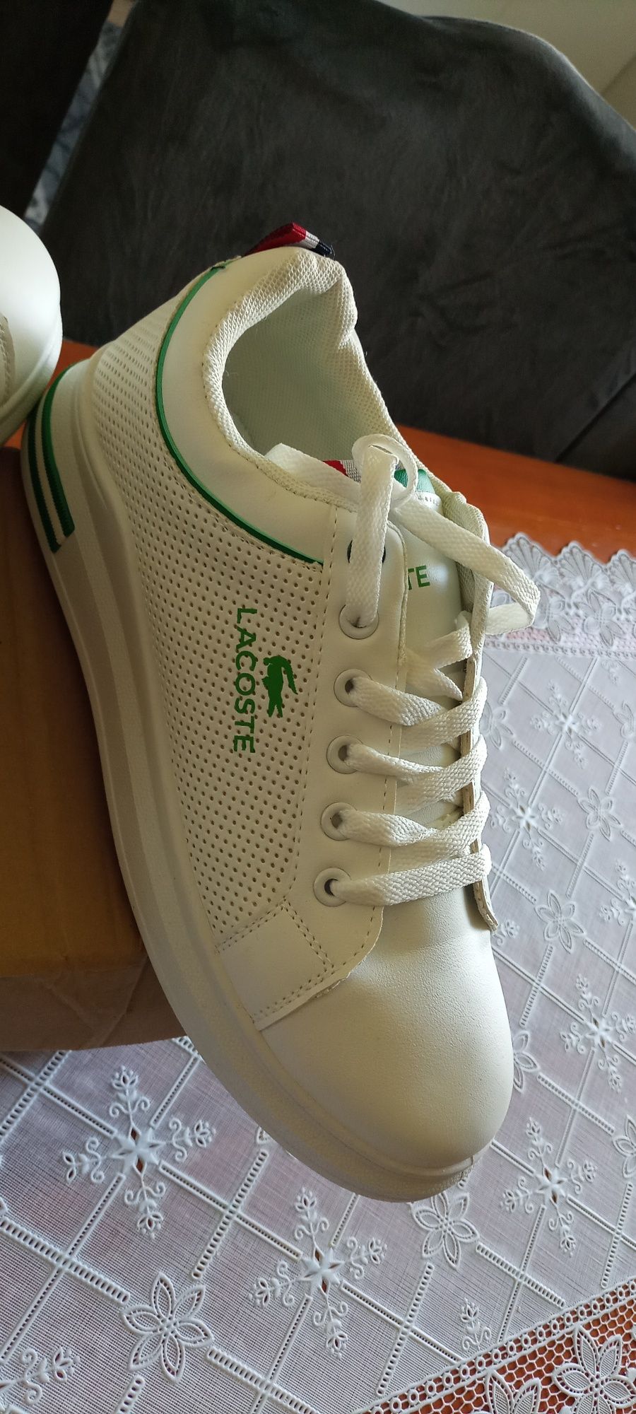 Białe sportowe buty