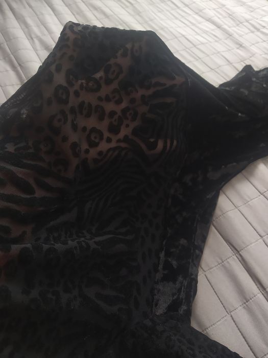 Welurowa sukienka mała czarna, efektowne plecy r. S River Island