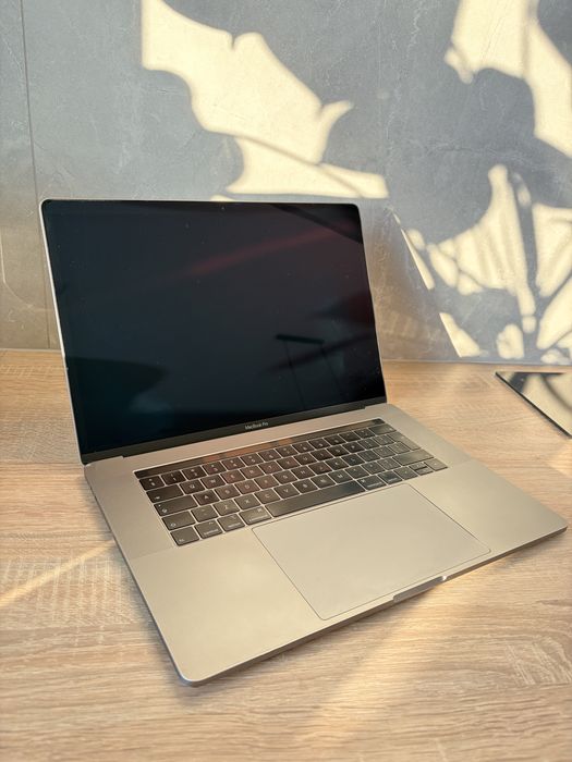 MacBook Pro 15, 2018, Intel Core i9, 32 RAM, Radeon Pro Vega 4Gb, 2Tb