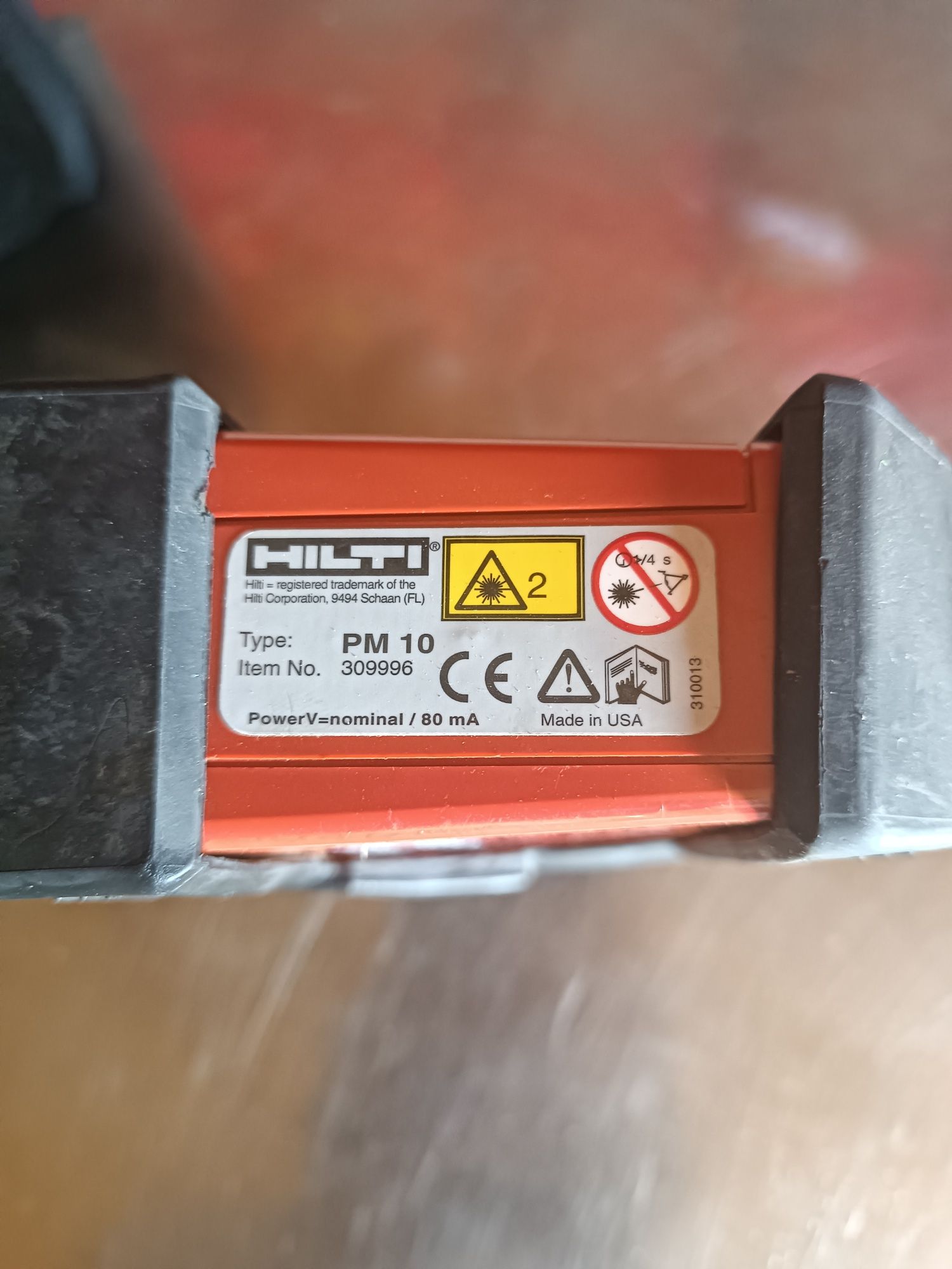 Лазерний рівень Hilti ( не робочий)