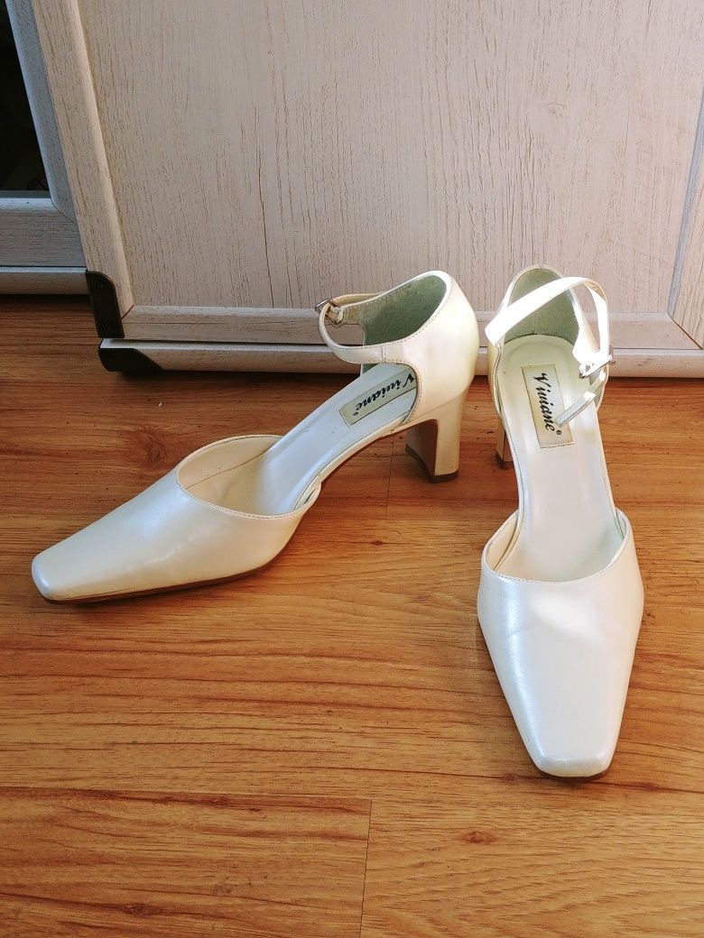 Buty perłowe na słupku