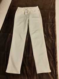 Продаж білих джинсів