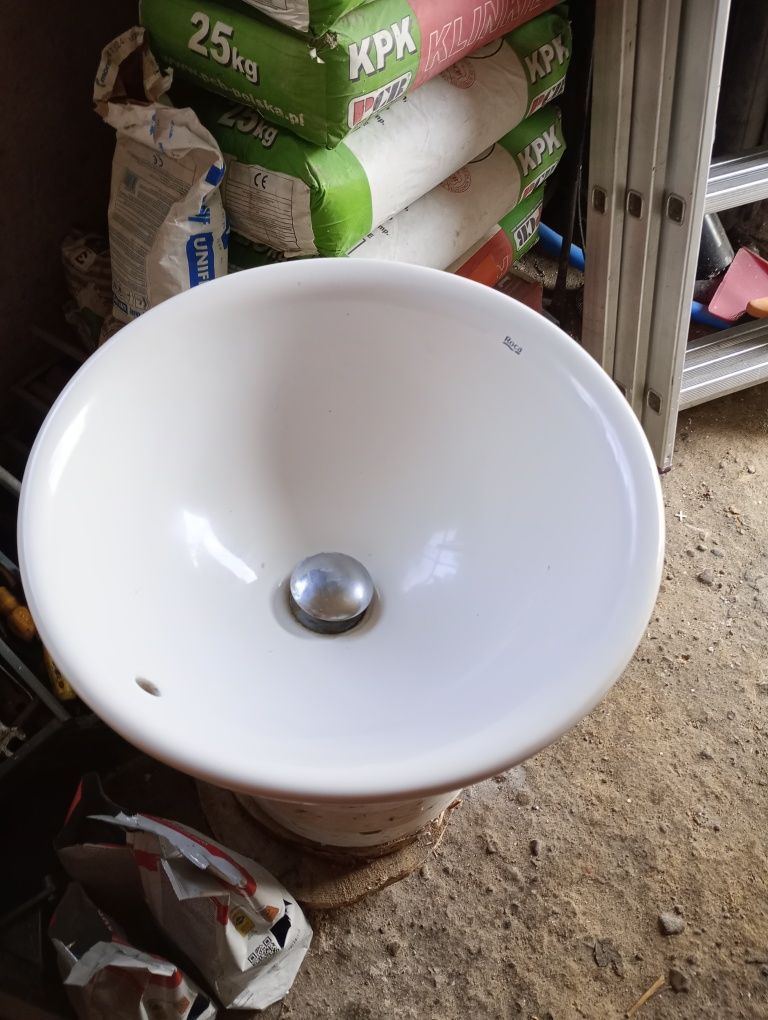 Umywalka nablatowa Roca z baterią