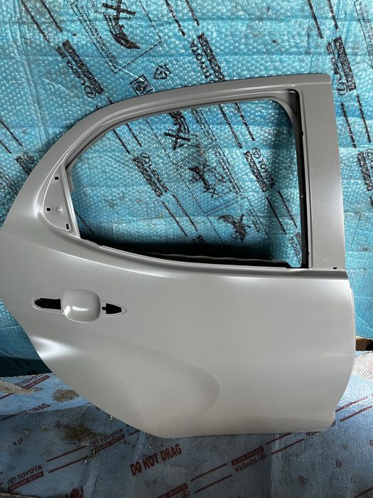 TOYOTA YARIS IV drzwi tył tylne prawe nowe