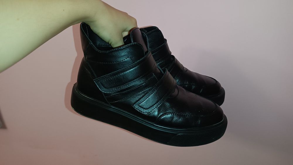 Зимове жіноче спортивне взуття