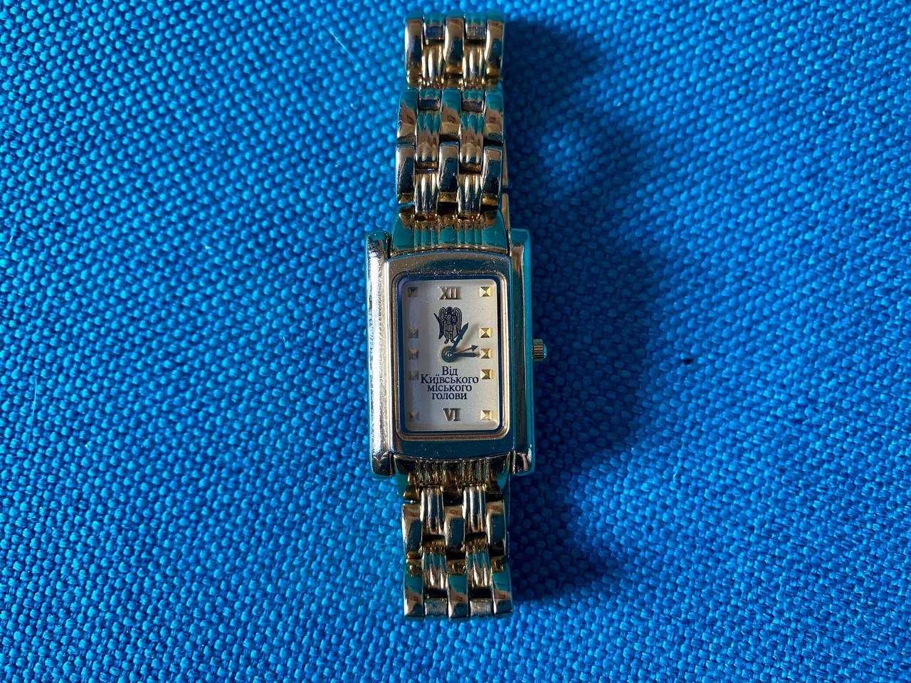 Жіночий годинник з позолотою кварц