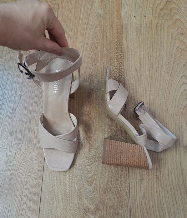 Жіночі бежеві босоніжки на підборах