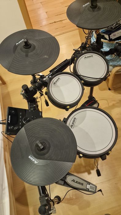 Bateria  Alesis Crimson II SE + banco+ pedaleira ( muito pouco uso)
