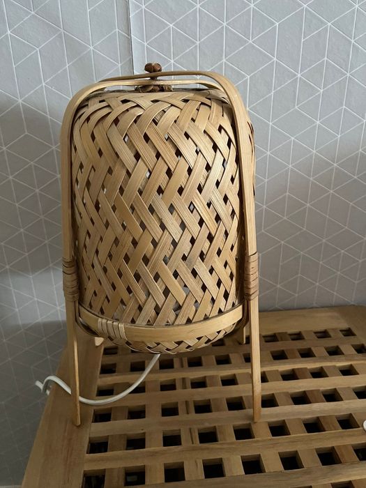 Mesa de apoio com arrumação e candeeiro