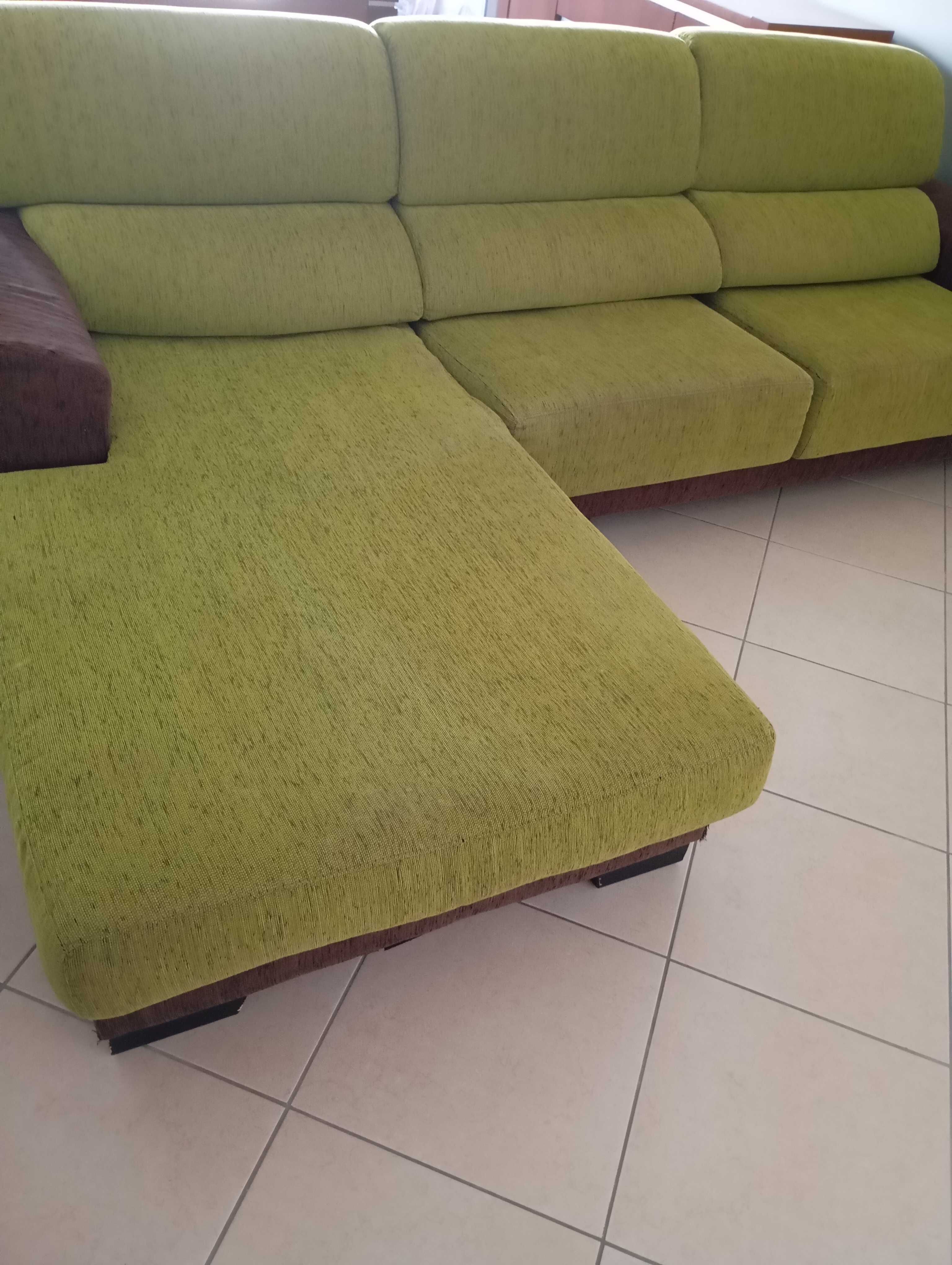 Sofá de cor verde e castanho