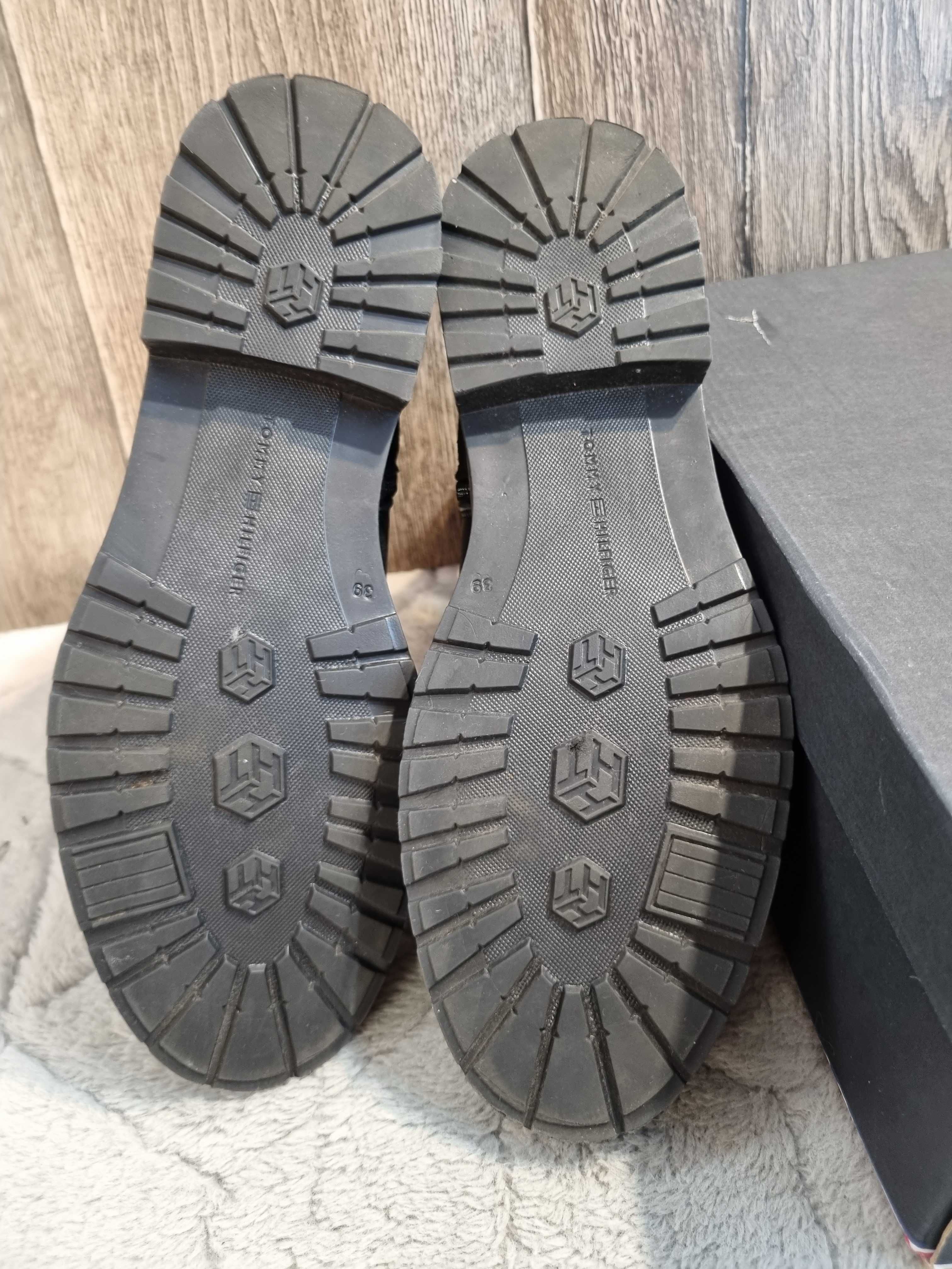 Czarne botki Tommy Hilfiger TH Logo Leather, 39