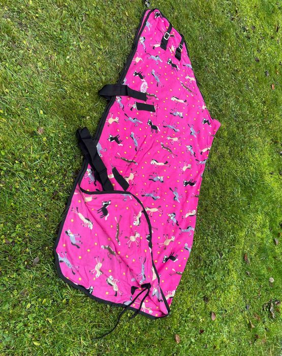 Nowa wyjątkowa polarowa derka róż w brykające kucyki 145 cm