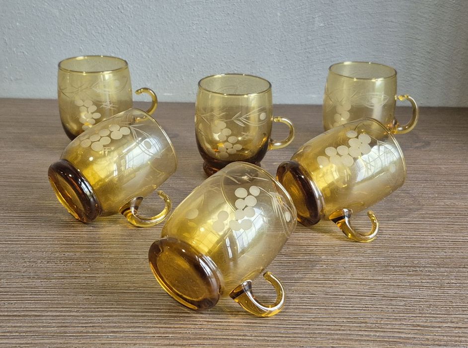Zestaw szklanek ze szkła miodowego PRL