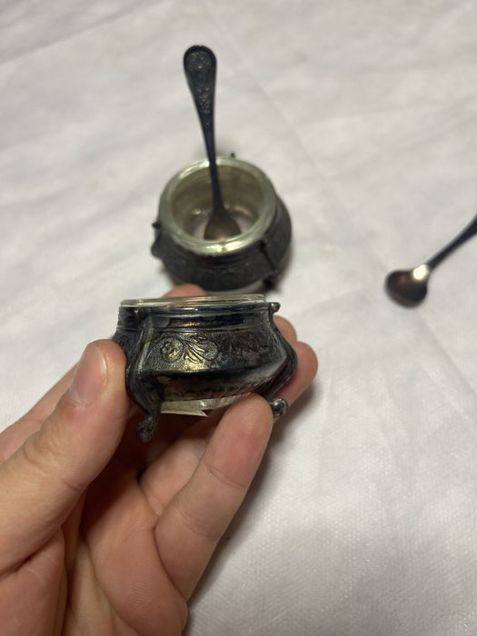 Pequenos potes com gravuras