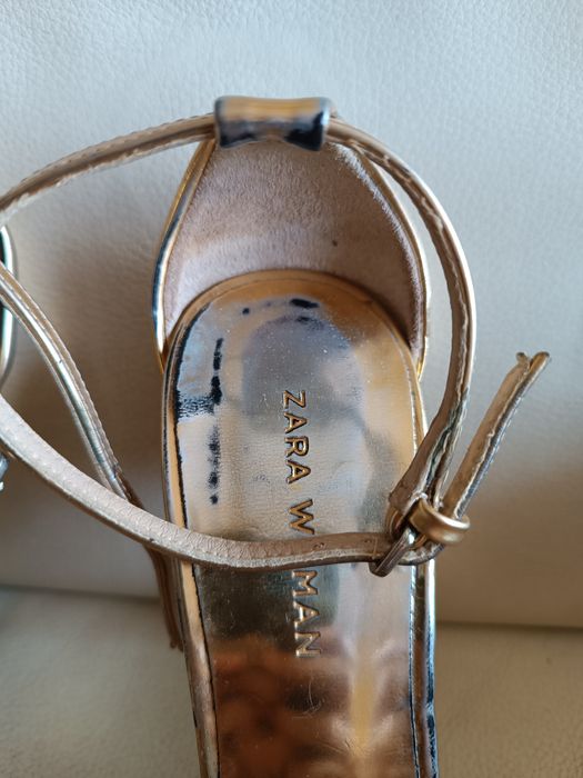 Sandalias douradas tiras Zara