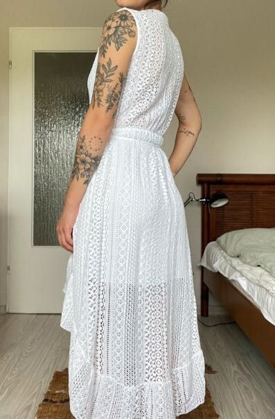 Biała koronkowa sukienka z wiązaniem